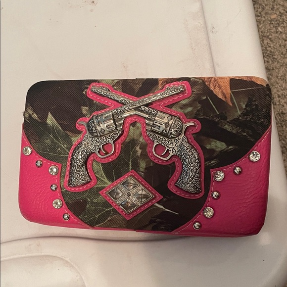 Mossy Oak Pink and Camouflage Clutch - Picture 1 of 2